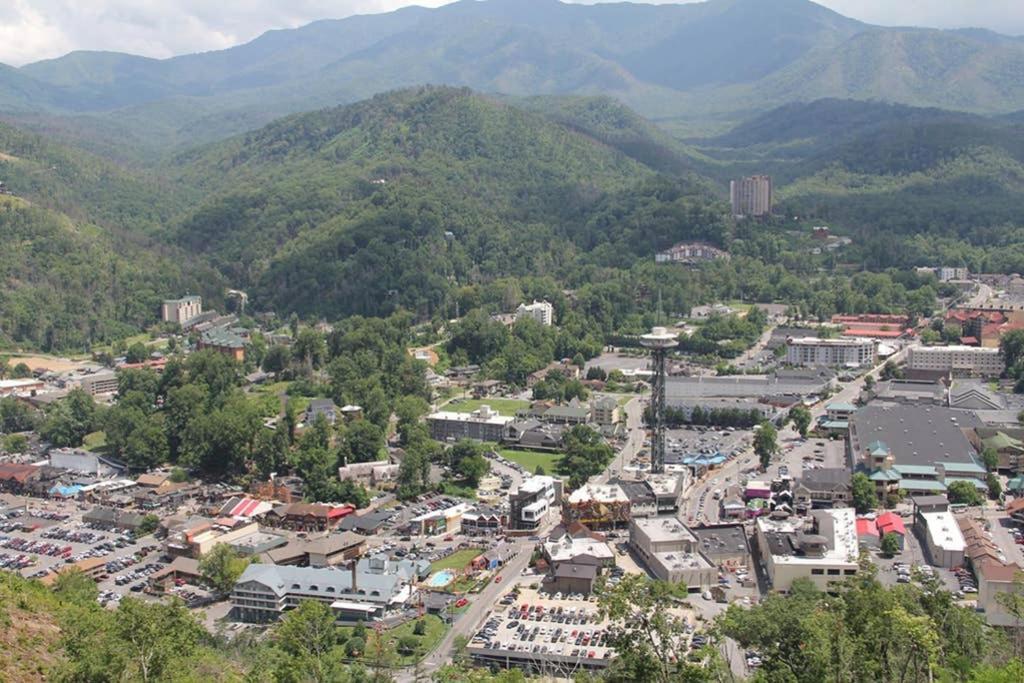 Downtown Gatlinburg Gem 102 - Walk To The Shops & Trails Apartment Exterior photo